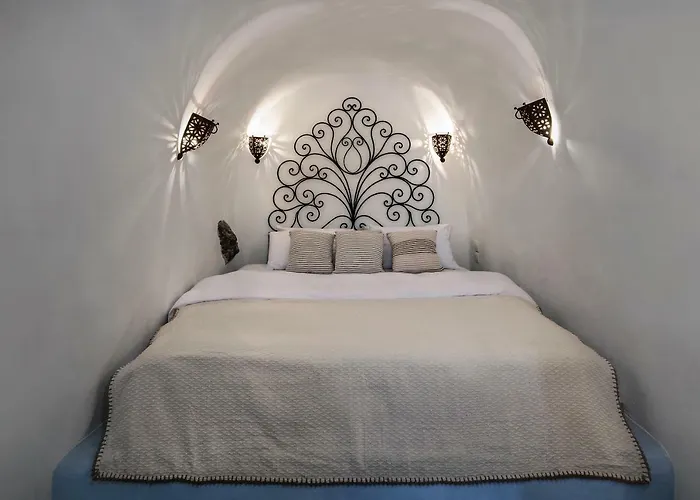 Dandy Cave Villa - Romantic Private & Luxurious - Waterfall Pool - Hot Tub -Up To 8 People