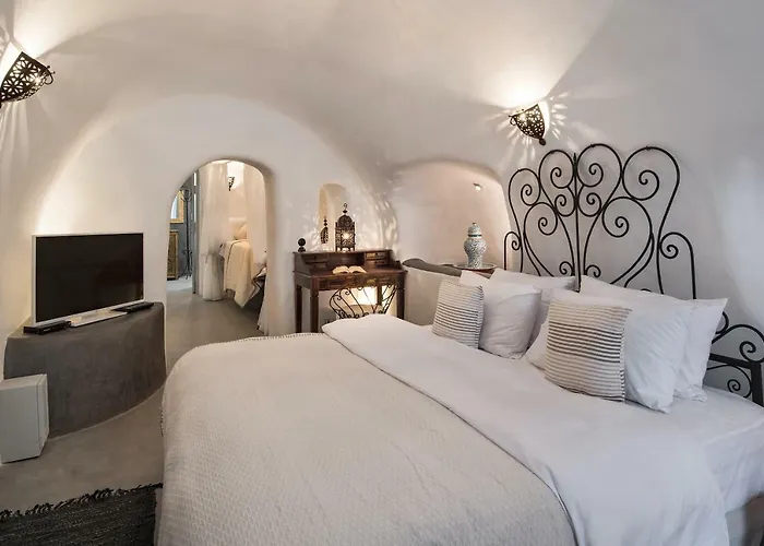 Dandy Cave Villa - Romantic Private & Luxurious - Waterfall Pool - Hot Tub -Up To 8 People
