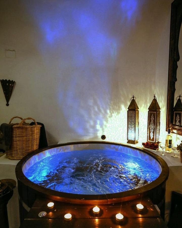 Dandy Cave - Romantic Private & Luxurious - Waterfall Pool - Hot Tub -up To 8 People Vilă